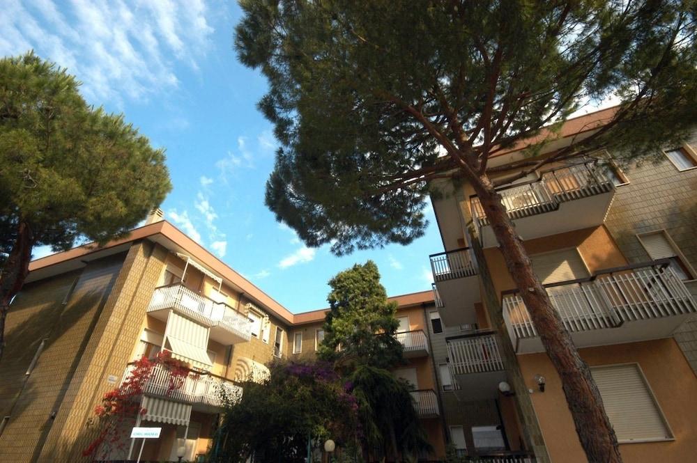 Residence Orchidea Diano Marina Bagian luar foto